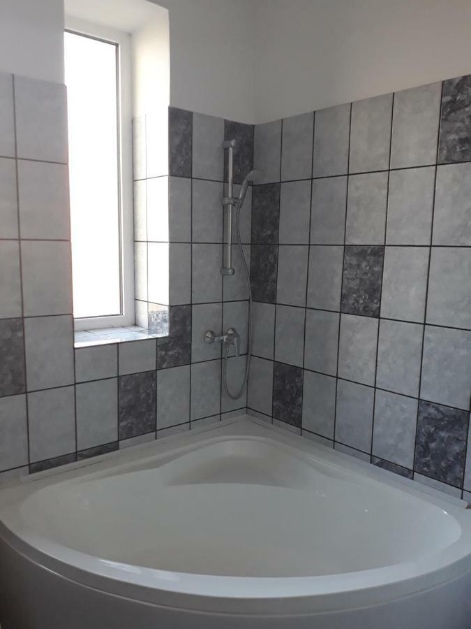 Appartement Garsoniera Mandrilor à Slănic Extérieur photo